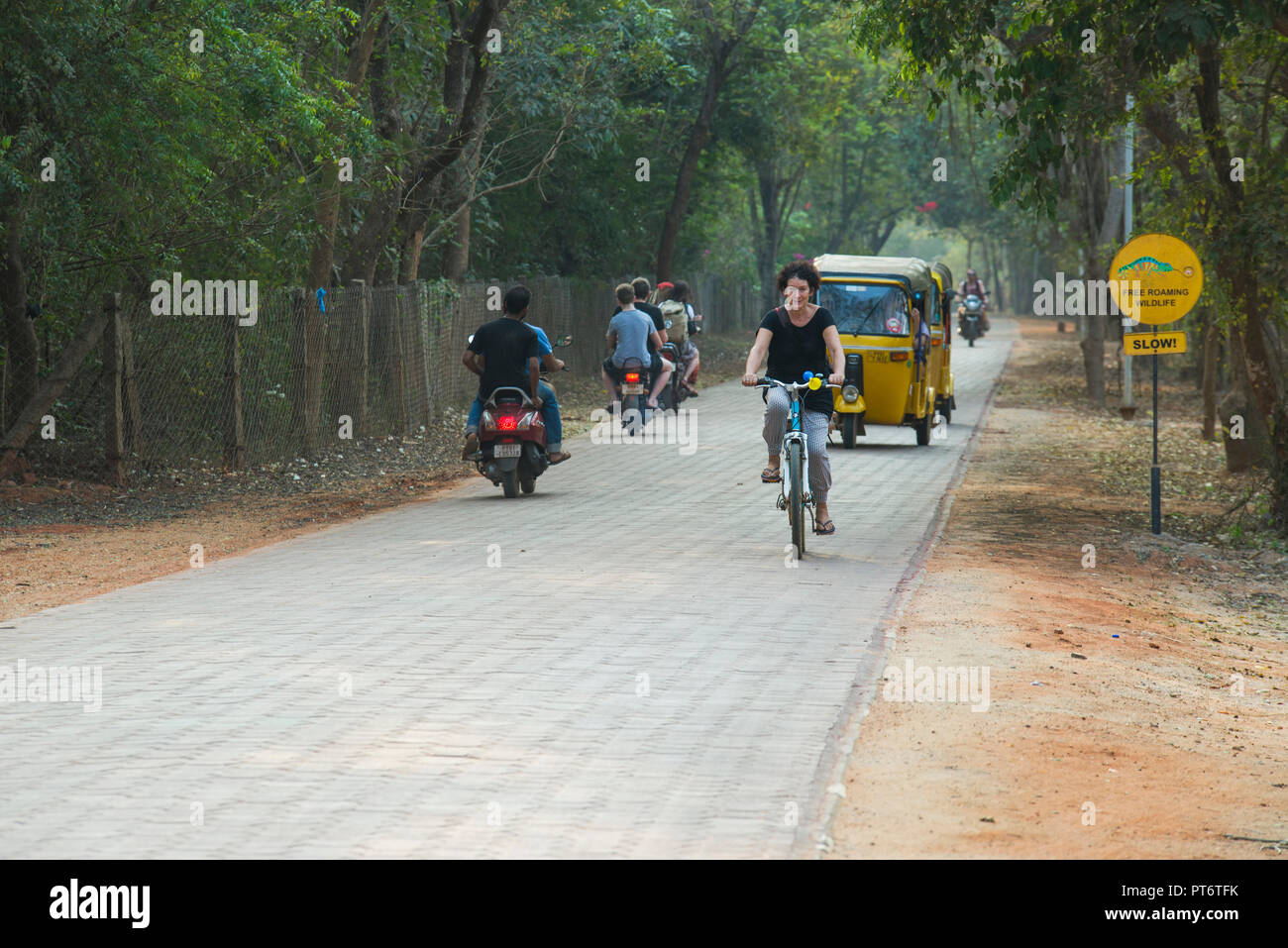 AUROVILLE, INDE - Auroville road dans le centre de la ville Banque D'Images