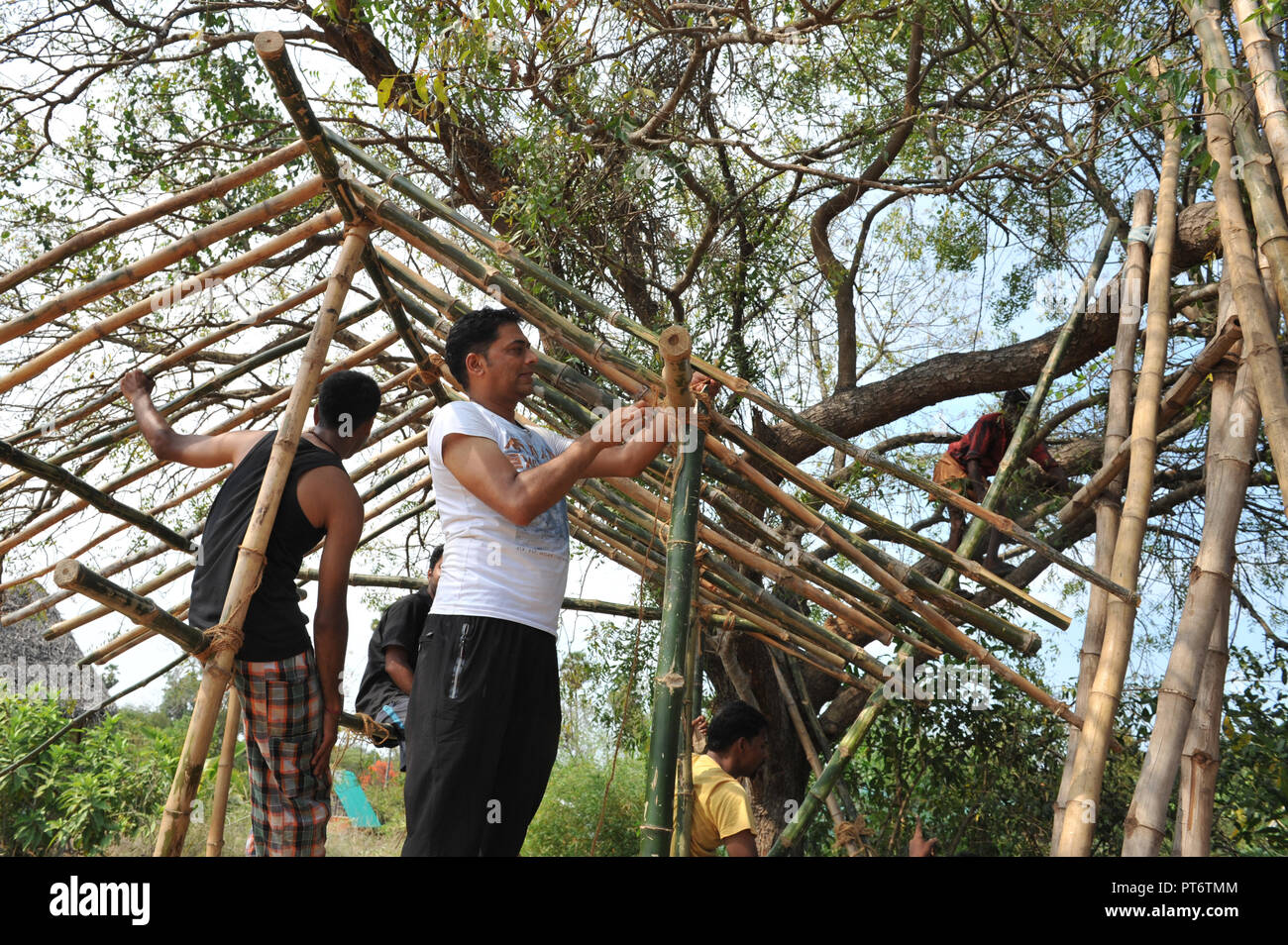 AUROVILLE, INDE -14-17 Mars 2018 : atelier au Centre de bambou. Comment construire une maison avec le bambou Banque D'Images