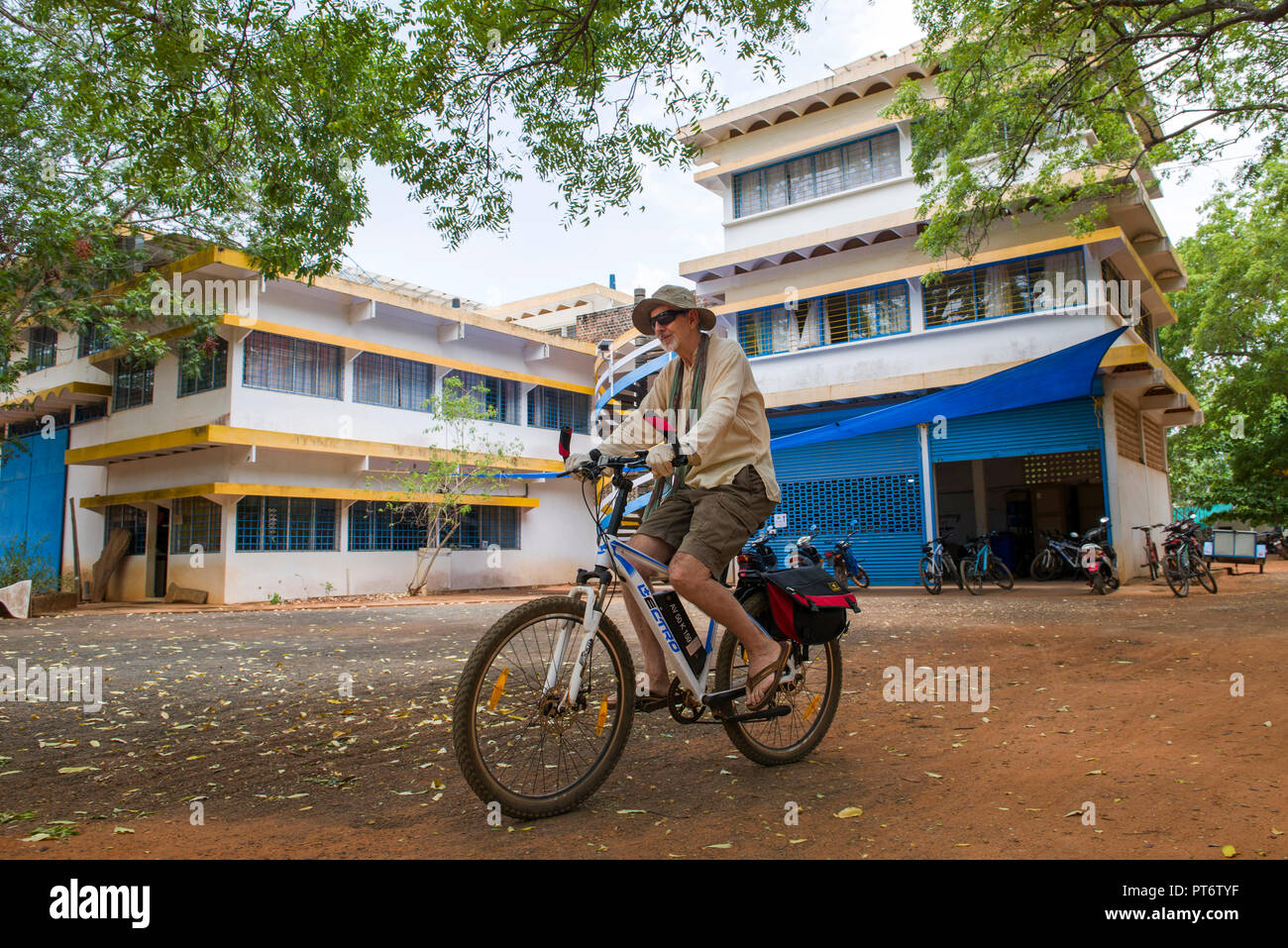 AUROVILLE, INDE - Septembre 2018 : Kinisi cycles électriques à louer. Une petite équipe qui cherche à apporter la mobilité durable à Auroville Banque D'Images