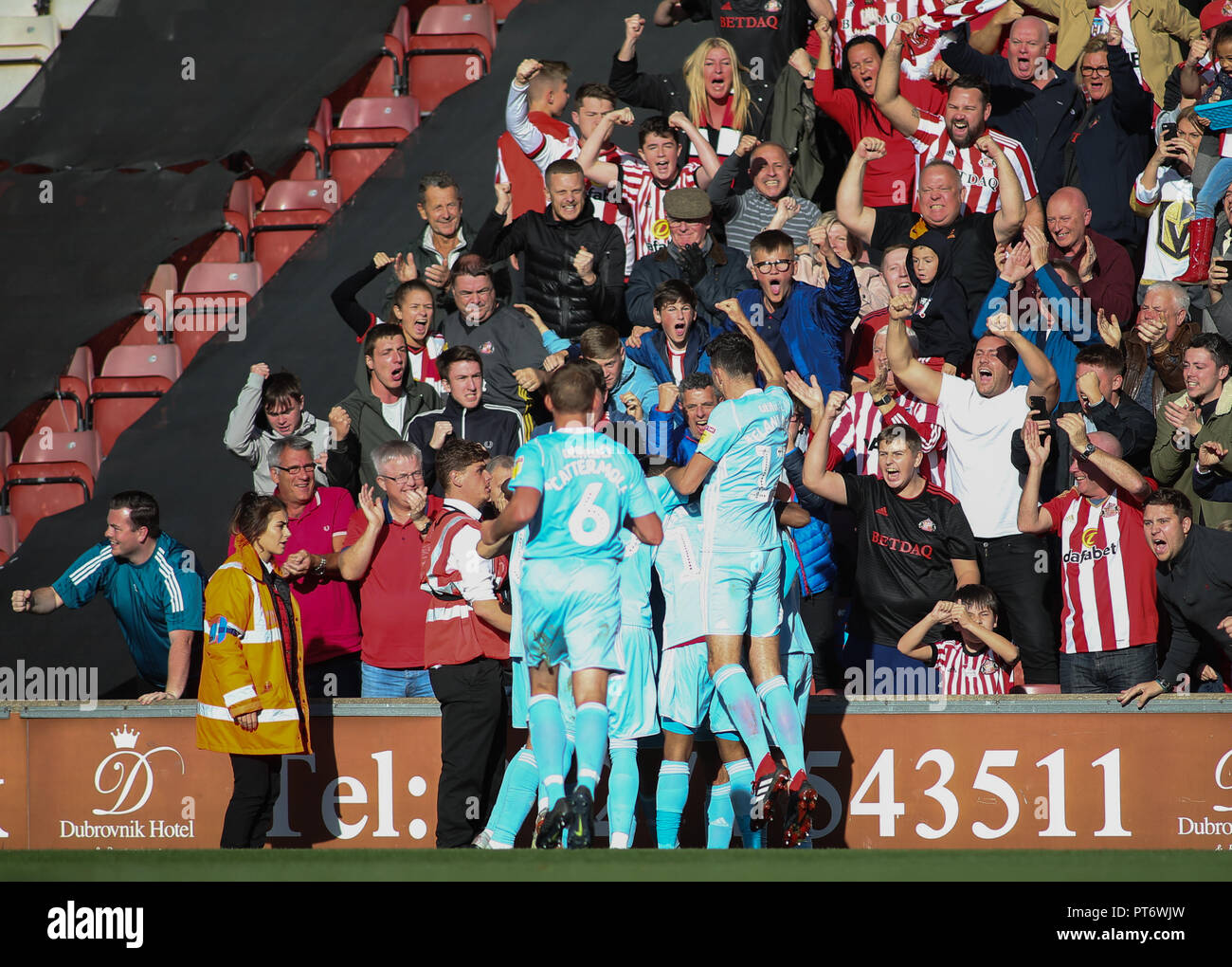 6 octobre 2018, le Nord du stade des publicités, Valley Parade, Bradford, Angleterre ; Sky Bet la League One, Bradford City v Sunderland ; Jack Baldwin (15) de Sunderland fête ses côtés 2e but du jeu Crédit : Stephen Gaunt/News Images images Ligue de football anglais sont soumis à licence DataCo Banque D'Images