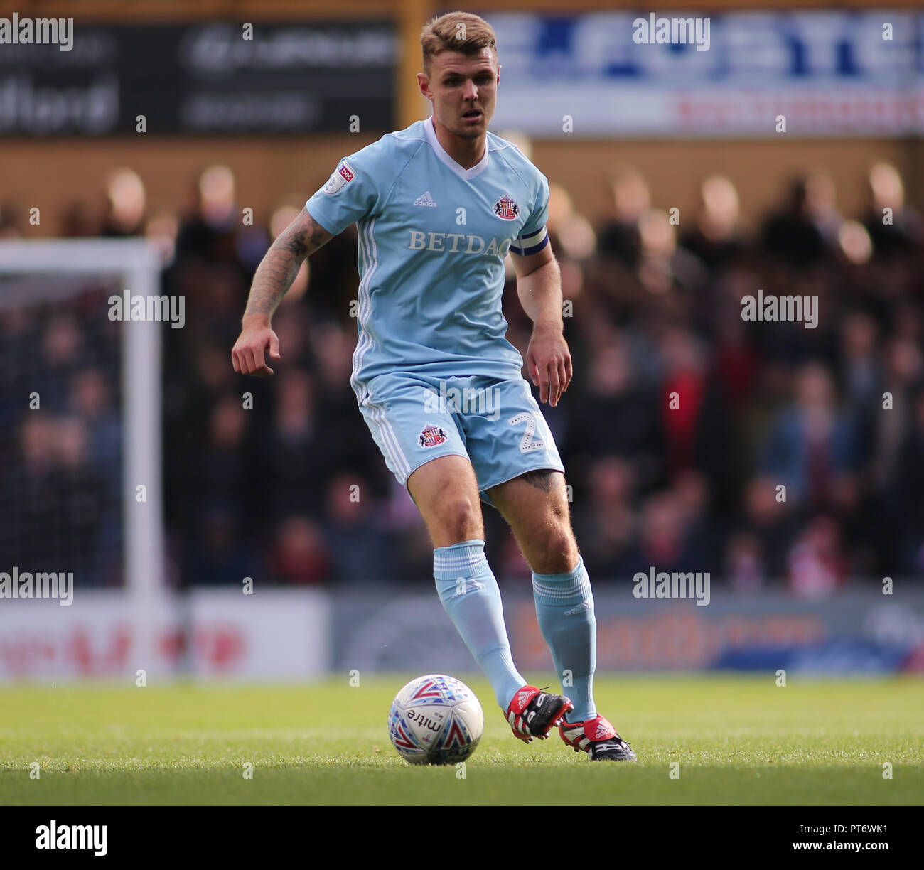 6 octobre 2018, le Nord du stade des publicités, Valley Parade, Bradford, Angleterre ; Sky Bet la League One, Bradford City v Sunderland ; Max Power (Capitaine) (27) de Sunderland Crédit : Stephen Gaunt/News Images images Ligue de football anglais sont soumis à licence DataCo Banque D'Images