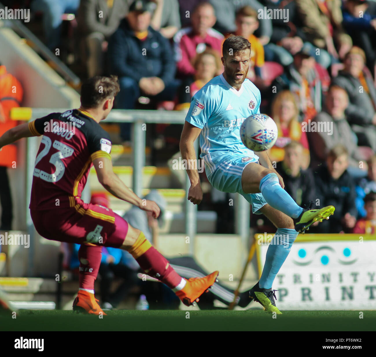 6 octobre 2018, le Nord du stade des publicités, Valley Parade, Bradford, Angleterre ; Sky Bet la League One, Bradford City v Sunderland ; Adam Matthews (02) de Sunderland Crédit : Stephen Gaunt/News Images images Ligue de football anglais sont soumis à licence DataCo Banque D'Images