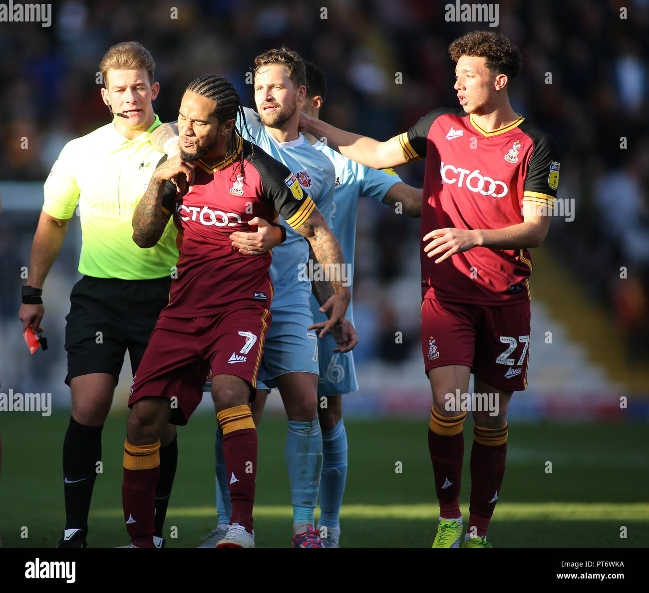 6 octobre 2018, le Nord du stade des publicités, Valley Parade, Bradford, Angleterre ; Sky Bet la League One, Bradford City v Sunderland ; Sean Scannell (07) de Bradford City perd son sang froid résultant en une carte rouge. Crédit : Stephen Gaunt/News Images images Ligue de football anglais sont soumis à licence DataCo Banque D'Images