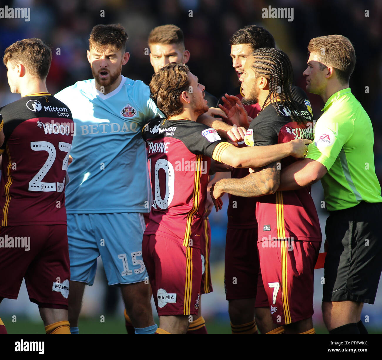 6 octobre 2018, le Nord du stade des publicités, Valley Parade, Bradford, Angleterre ; Sky Bet la League One, Bradford City v Sunderland ; Sean Scannell (07) de Bradford City perd son sang froid résultant en une carte rouge. Crédit : Stephen Gaunt/News Images images Ligue de football anglais sont soumis à licence DataCo Banque D'Images