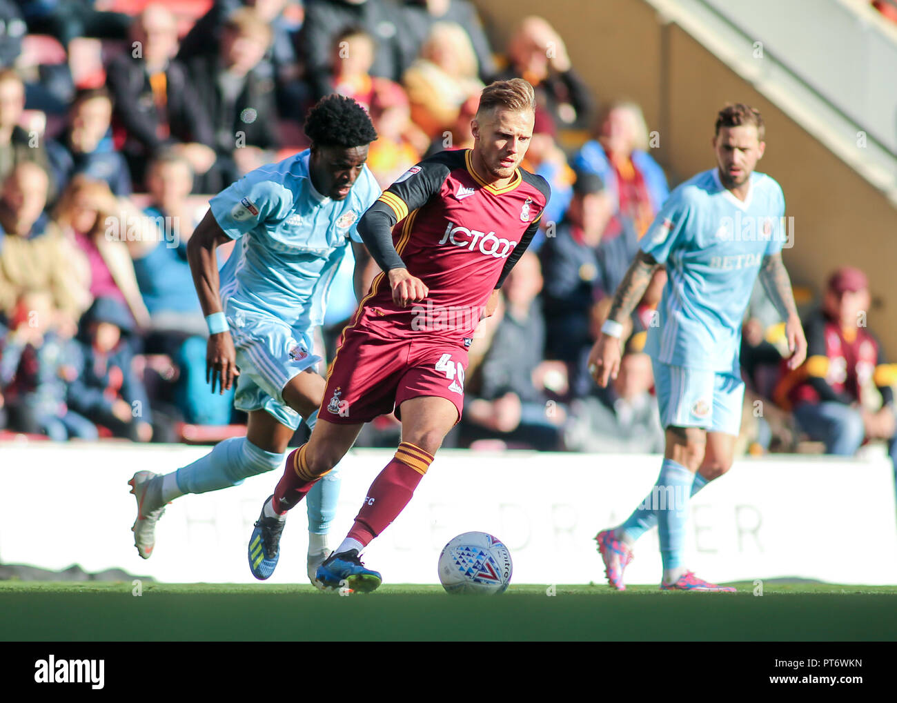 6 octobre 2018, le Nord du stade des publicités, Valley Parade, Bradford, Angleterre ; Sky Bet la League One, Bradford City v Sunderland ; David Ball (40) de Bradford City sur l'attaque. Crédit : Stephen Gaunt/News Images images Ligue de football anglais sont soumis à licence DataCo Banque D'Images