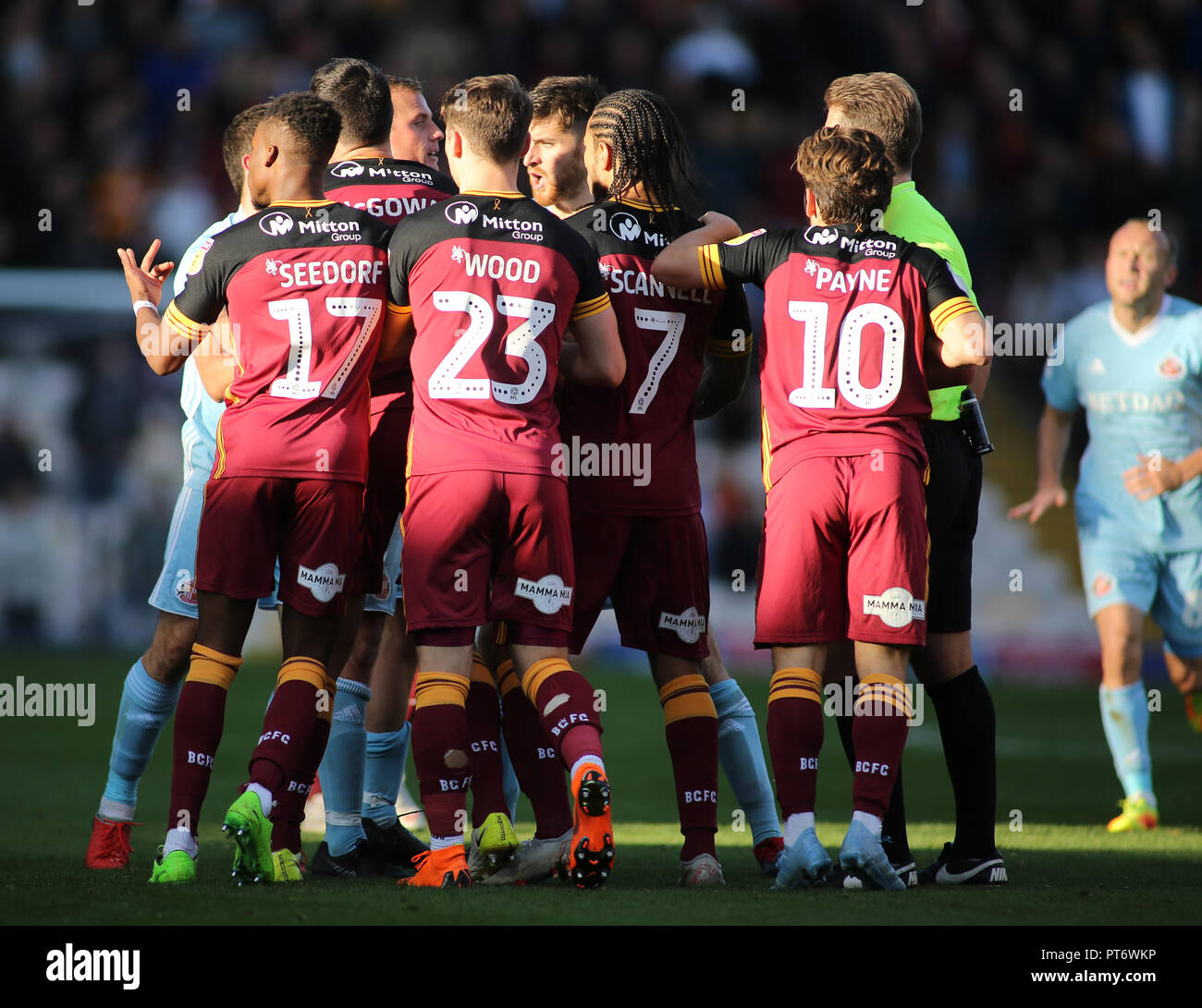 6 octobre 2018, le Nord du stade des publicités, Valley Parade, Bradford, Angleterre ; Sky Bet la League One, Bradford City v Sunderland ; Sean Scannell (07) de Bradford City perd son sang froid résultant en une carte rouge. Crédit : Stephen Gaunt/News Images images Ligue de football anglais sont soumis à licence DataCo Banque D'Images