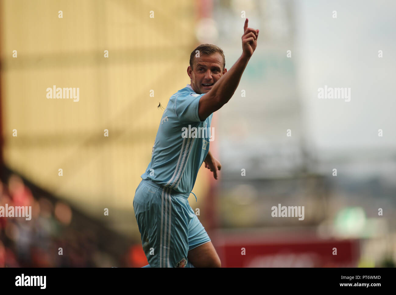 6 octobre 2018, le Nord du stade des publicités, Valley Parade, Bradford, Angleterre ; Sky Bet la League One, Bradford City v Sunderland ; Lee Cattermole (06) de Sunderland célèbre scoreing le 1er but du match contre Bradford City Crédit : Stephen Gaunt/News Images images Ligue de football anglais sont soumis à licence DataCo Banque D'Images