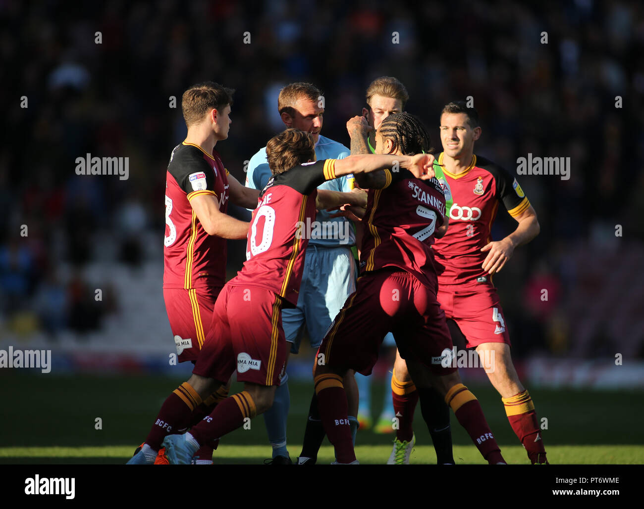 6 octobre 2018, le Nord du stade des publicités, Valley Parade, Bradford, Angleterre ; Sky Bet la League One, Bradford City v Sunderland ; Sean Scannell (07) de Bradford City perd son sang froid et se jette d'un poinçon à Lee Cattermole de Sunderland (06) résultant en une carte rouge. Crédit : Stephen Gaunt/News Images images Ligue de football anglais sont soumis à licence DataCo Banque D'Images