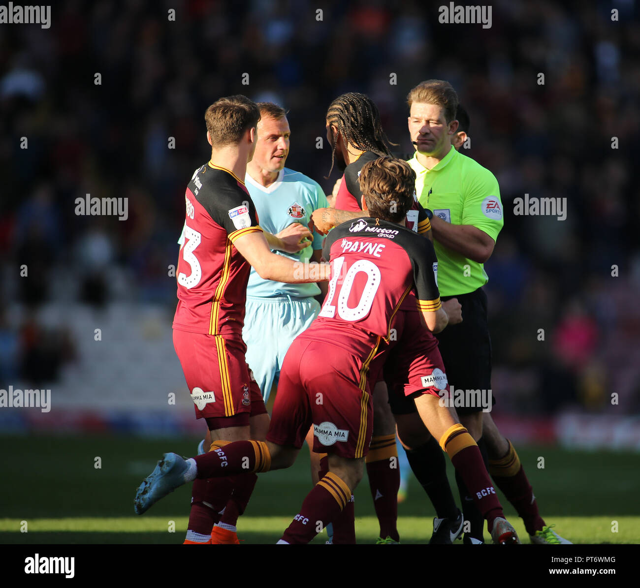 6 octobre 2018, le Nord du stade des publicités, Valley Parade, Bradford, Angleterre ; Sky Bet la League One, Bradford City v Sunderland ; Sean Scannell (07) de Bradford City perd son sang froid résultant en une carte rouge. Crédit : Stephen Gaunt/News Images images Ligue de football anglais sont soumis à licence DataCo Banque D'Images