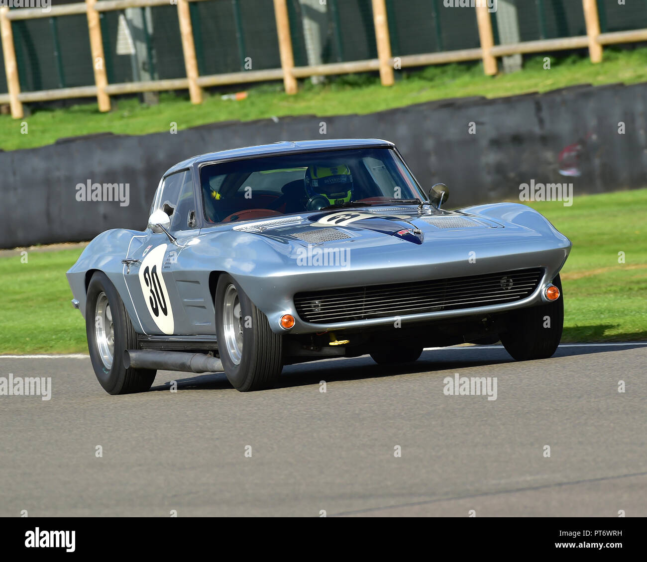 Marco Attard, Mat Jackson, Chevrolet Corvette Stingray, Royal Automobile Club TT Celebration, cockpit fermé voitures GT, 1960 à 1964, Goodwood Revival 2 Banque D'Images