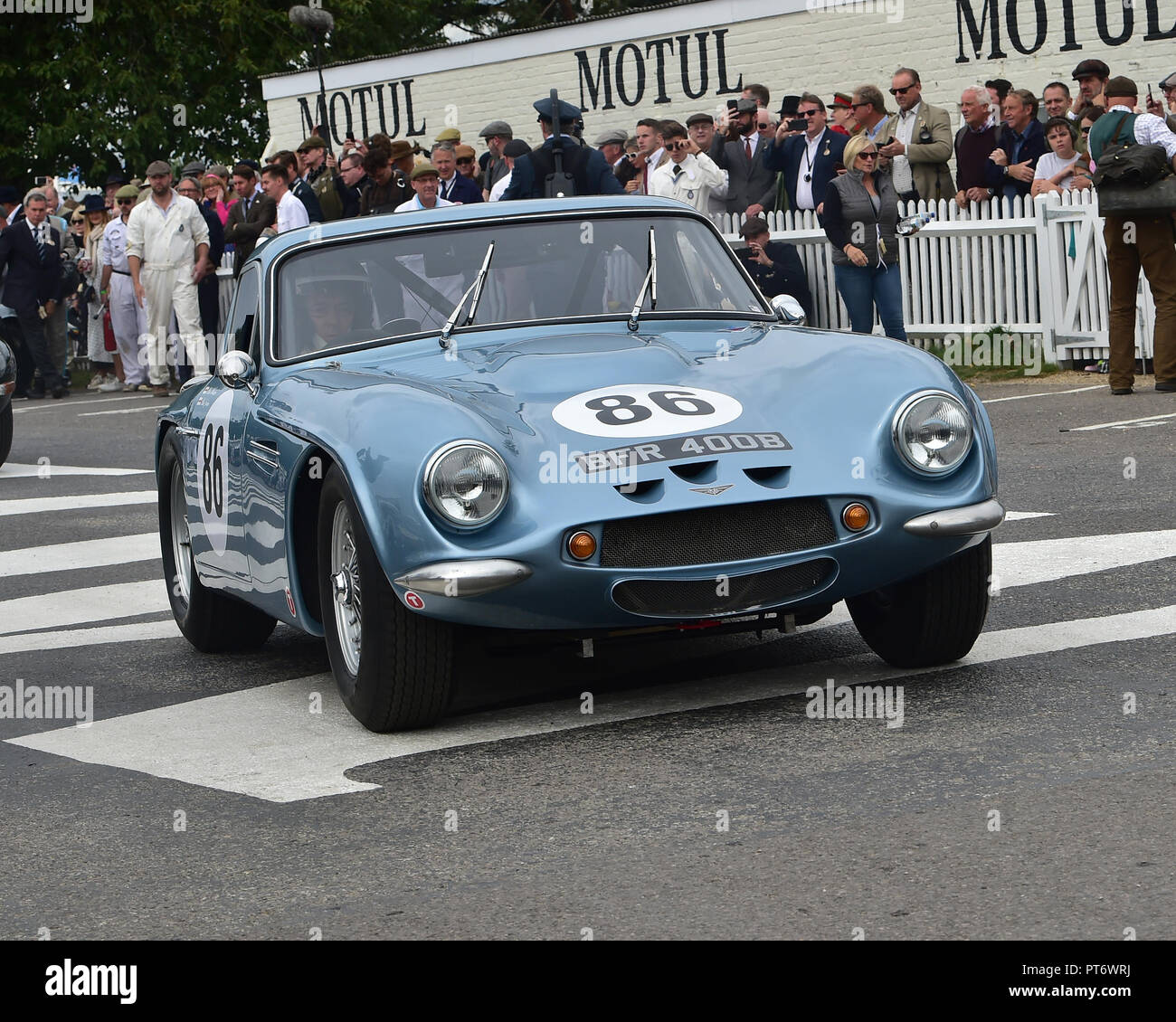 Mike Whitaker, Mike Jordan, TVR Griffith 400, Royal Automobile Club TT Celebration, cockpit fermé voitures GT, 1960 à 1964, Goodwood Revival, Septembre 2018 Banque D'Images