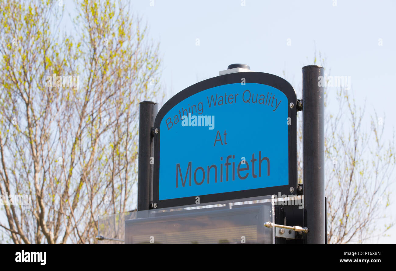 Signe de la qualité des eaux de baignade à la plage dans la ville de Monifieth à Angus, Scotland, UK Banque D'Images
