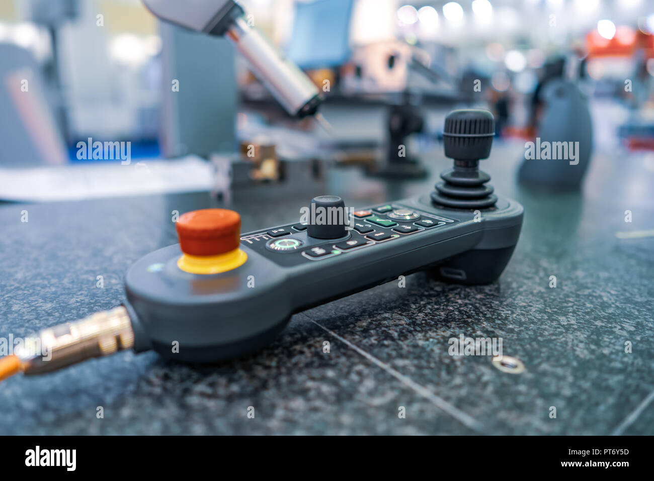 Sonde de mesure de contrôle de la qualité. L'usinage des métaux CNC fraiseuse. La technologie de traitement moderne de la coupe du métal. Petite profondeur de champ. - Avertissement d'authe Banque D'Images