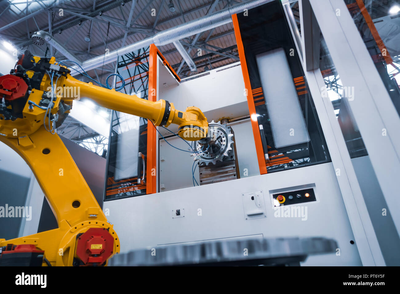 Bras robotique lignes de production industrielle moderne de la technologie. Cellule de production automatisée. Banque D'Images