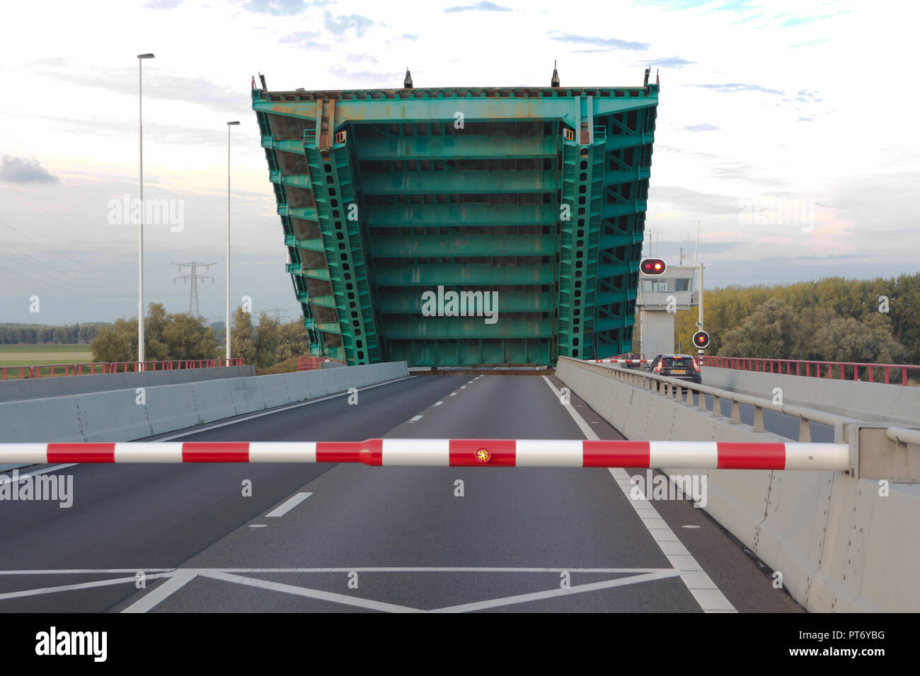 Haringvlietbrug, les Pays-Bas - 30 septembre 2018 : début d'un pont-levis pont haringvliet pour abaisser à Zuid Holland Banque D'Images