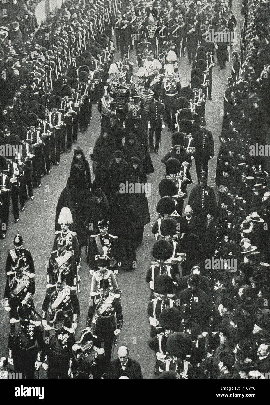 Le Royal en deuil à la suite de la reine Victoria's Funeral procession depuis la maison Osborne à Trinity Pier, Cowes, île de Wight, 1 février 1901 Banque D'Images