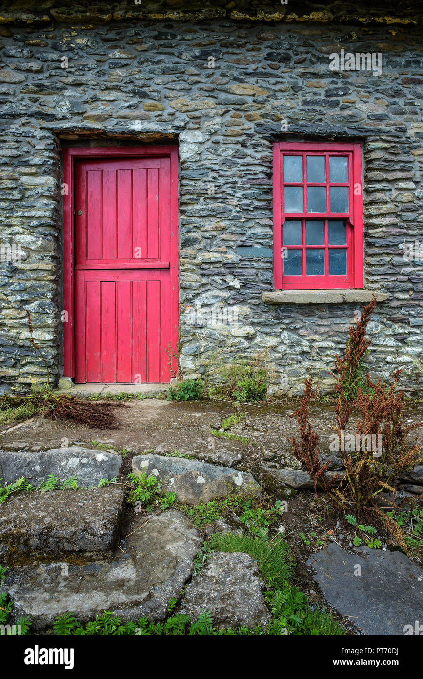 Vintage porte et fenêtre sur une façade d'une vieille maison rurale en Irlande Banque D'Images