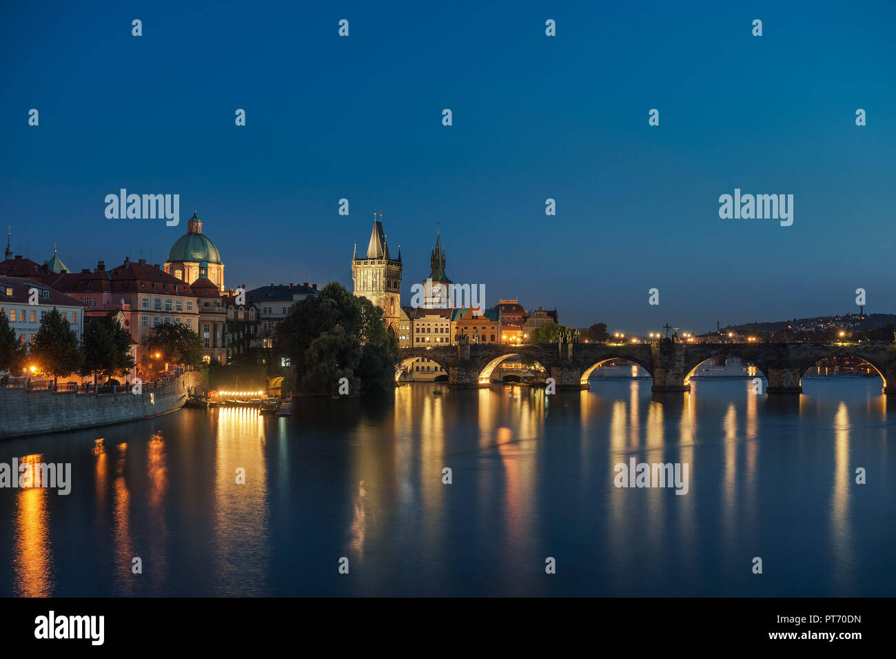 Le pont Charles à Prague la nuit Banque D'Images