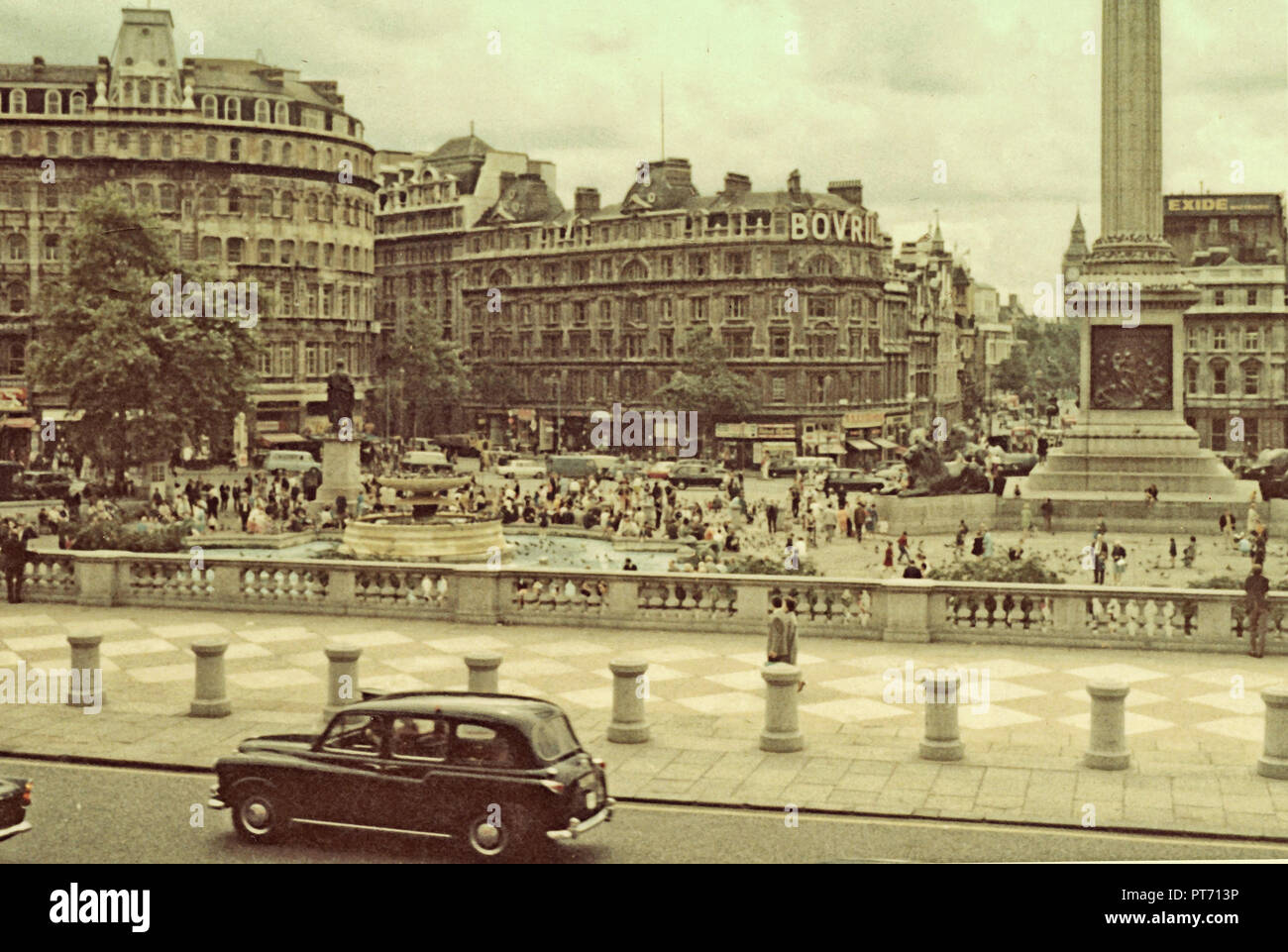 Londres, janvier 1969, Trafalgar Square à la circulation et la foule, Vintage photography, numérisation de l'image analogique Banque D'Images