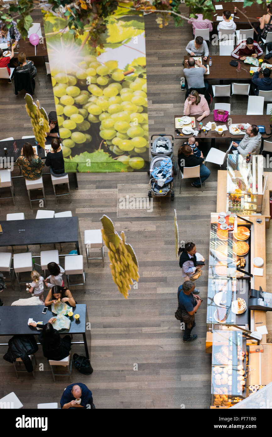 Vue supérieure de personnes mangeant le déjeuner dans le centre commercial restaurants Banque D'Images