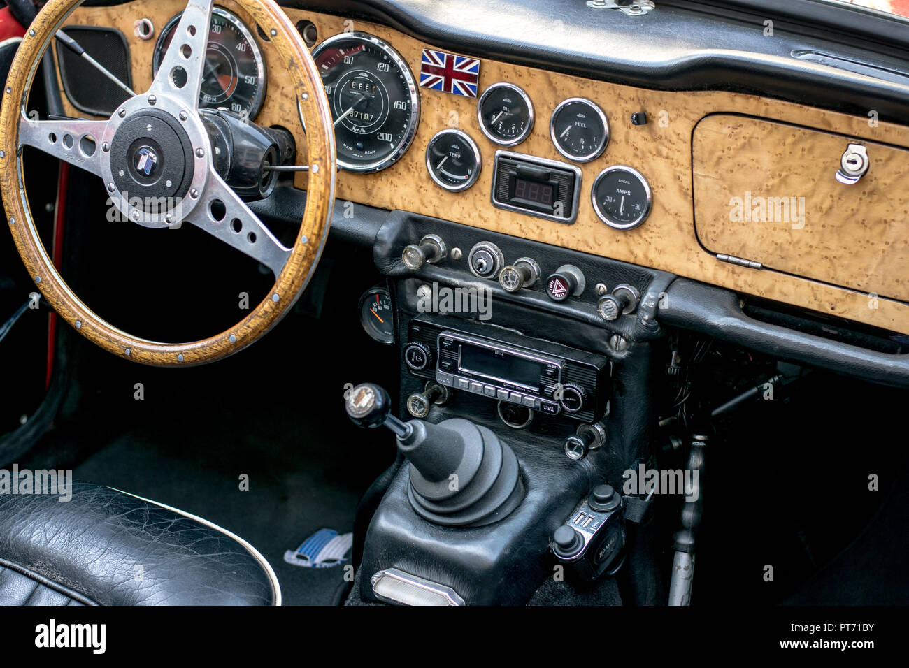 Intérieur de la British Triumph oldtimer avec volant en bois et tableau de bord, 07.10.2018, Pforzheim, Allemagne Banque D'Images