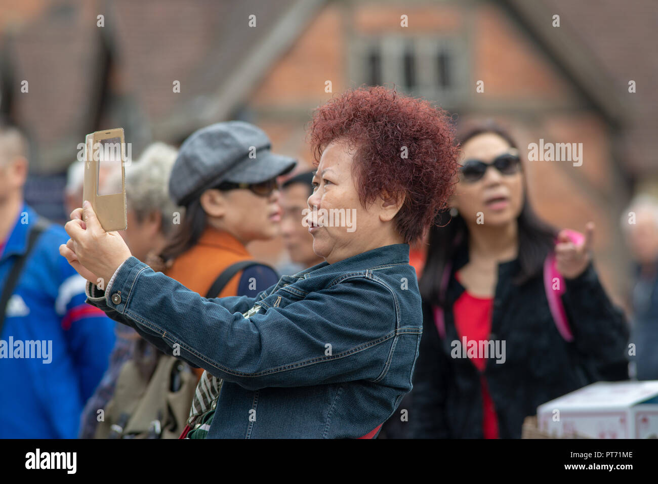 Stratford Upon Avon, Warwickshire, Angleterre Royaume-uni 15 septembre 2018 touristes chinois de prendre des photos avec des téléphones et appareils photo Banque D'Images