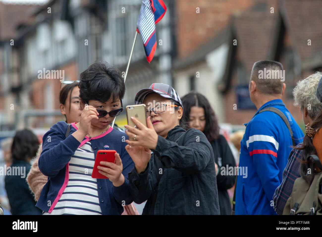 Stratford Upon Avon, Warwickshire, Angleterre Royaume-uni 15 septembre 2018 touristes chinois de prendre des photos avec des téléphones et appareils photo Banque D'Images