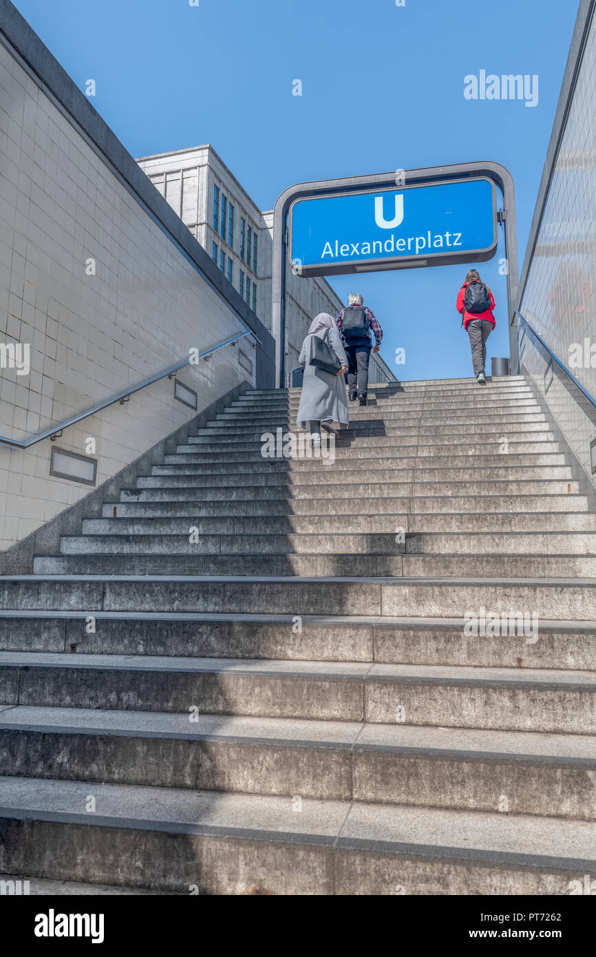 Les banlieusards quittent le U Bahn Alexanderplatz à Berlin. Banque D'Images