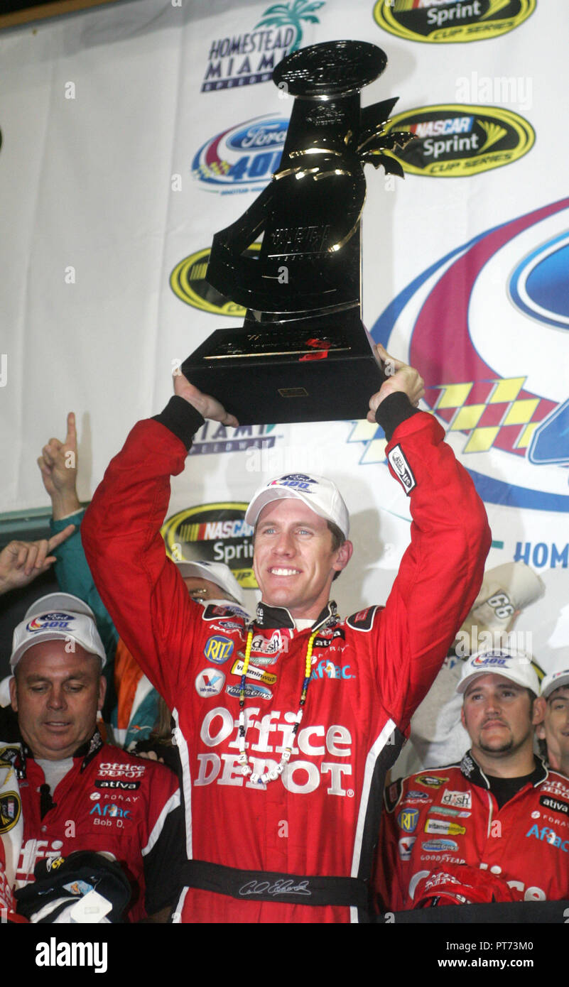 Carl Edwards célèbre remportant la Coupe Sprint Ford 400 dans la victoire lane à Homestead-Miami Speedway à Homestead, Floride le 16 novembre 2008. Banque D'Images