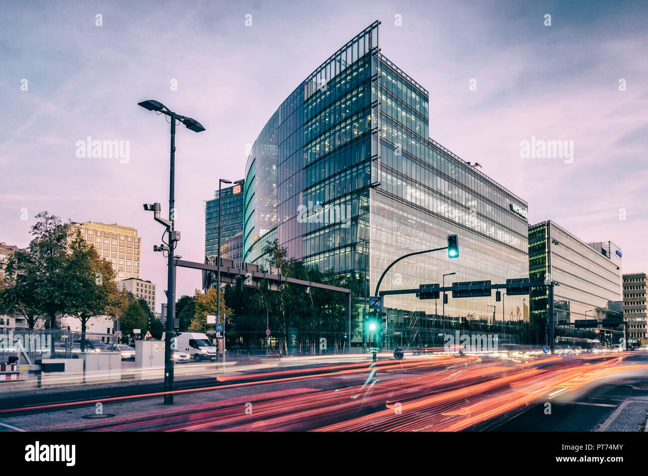 Berlin, Allemagne, October 05, 2018 : Office Building au crépuscule avec légèreté du trafic Banque D'Images