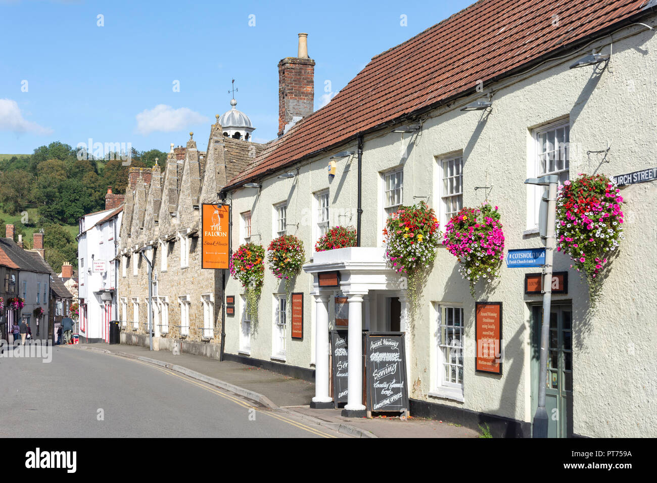 Le Falcon Steak House et Perry et Dawes Hospices, Church Street, Wotton-under-edge, Gloucestershire, Angleterre, Royaume-Uni Banque D'Images