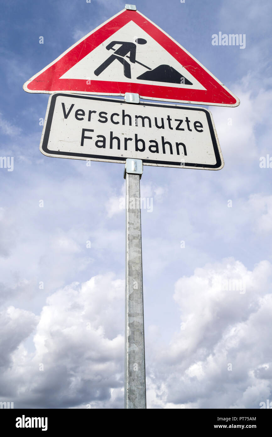 German road sign : chaussée sale en raison de travaux routiers Banque D'Images