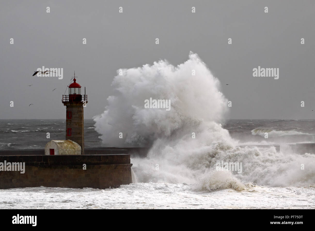 Tempête à l'entrée de la rivière Douro Harbour Banque D'Images