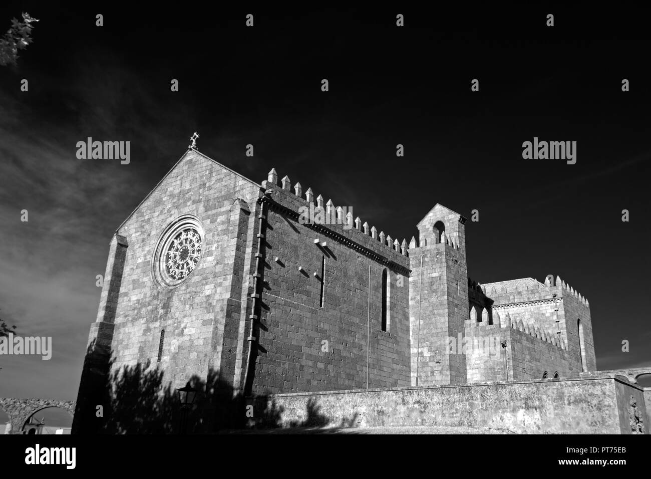 Photo infrarouge du monastère médiéval de Santa Clara, Porto, Portugal Banque D'Images