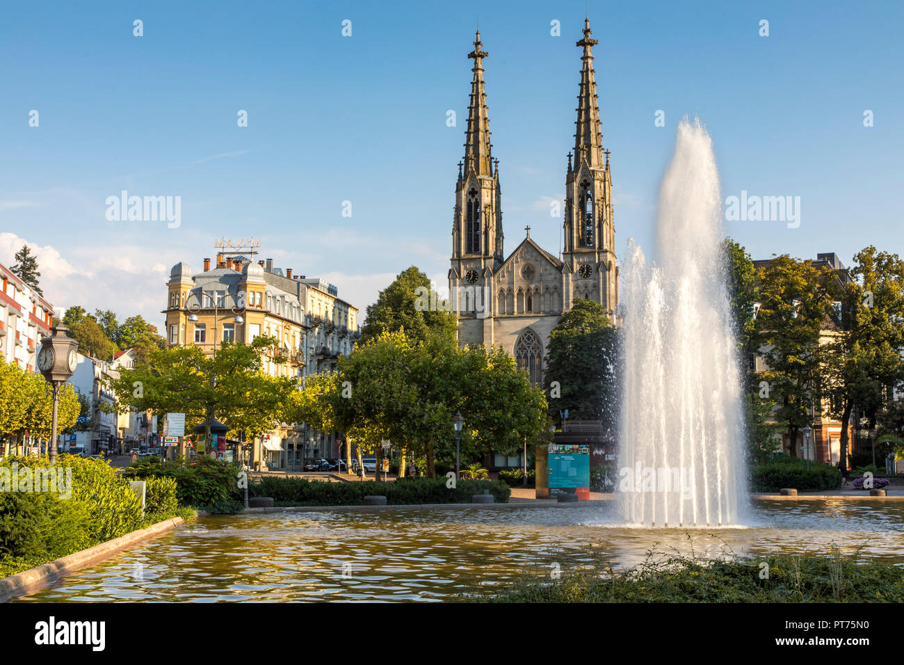 Baden-Baden, dans la Forêt Noire, de l'eau fontaine sur la Augustaplatz, évangélique, l'église de la ville Banque D'Images