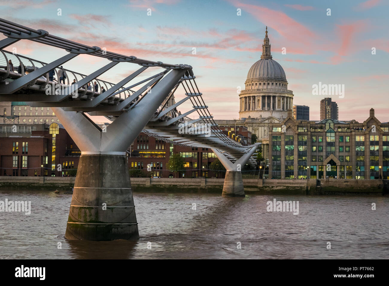 C'est une photo de la Millennium Bridge et Cathédrale St Paul à Londres au coucher du soleil Banque D'Images
