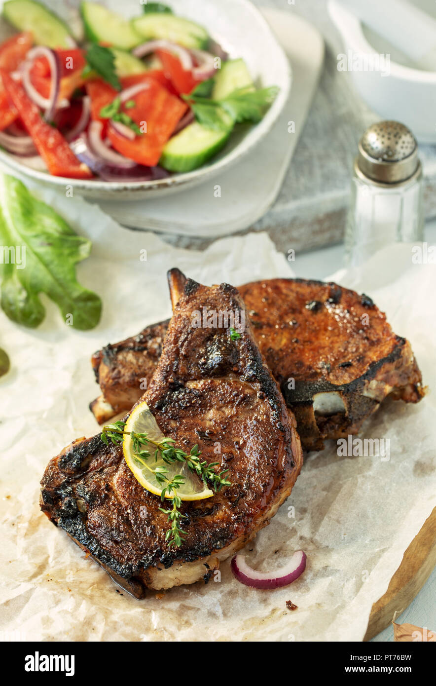 Steaks de porc sur l'os Banque D'Images