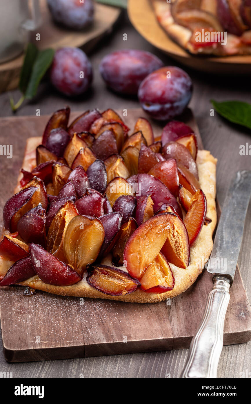 Slicesd pflaumenkuchen allemand Banque D'Images