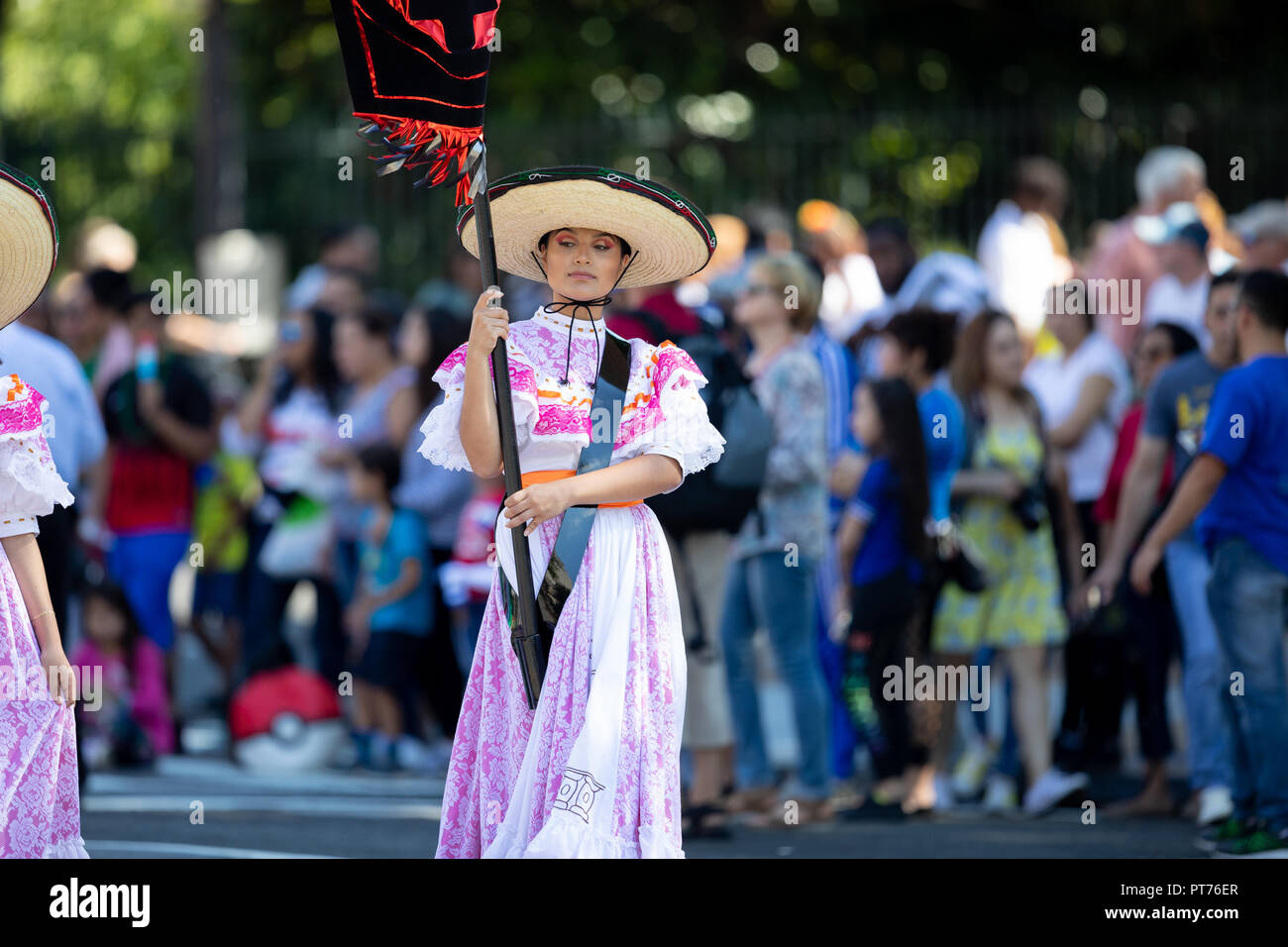 Washington, D.C., USA - 29 septembre 2018 : La Fiesta DC Parade, Femme portant des vêtements traditionnels du Mexique portant une banderole Banque D'Images