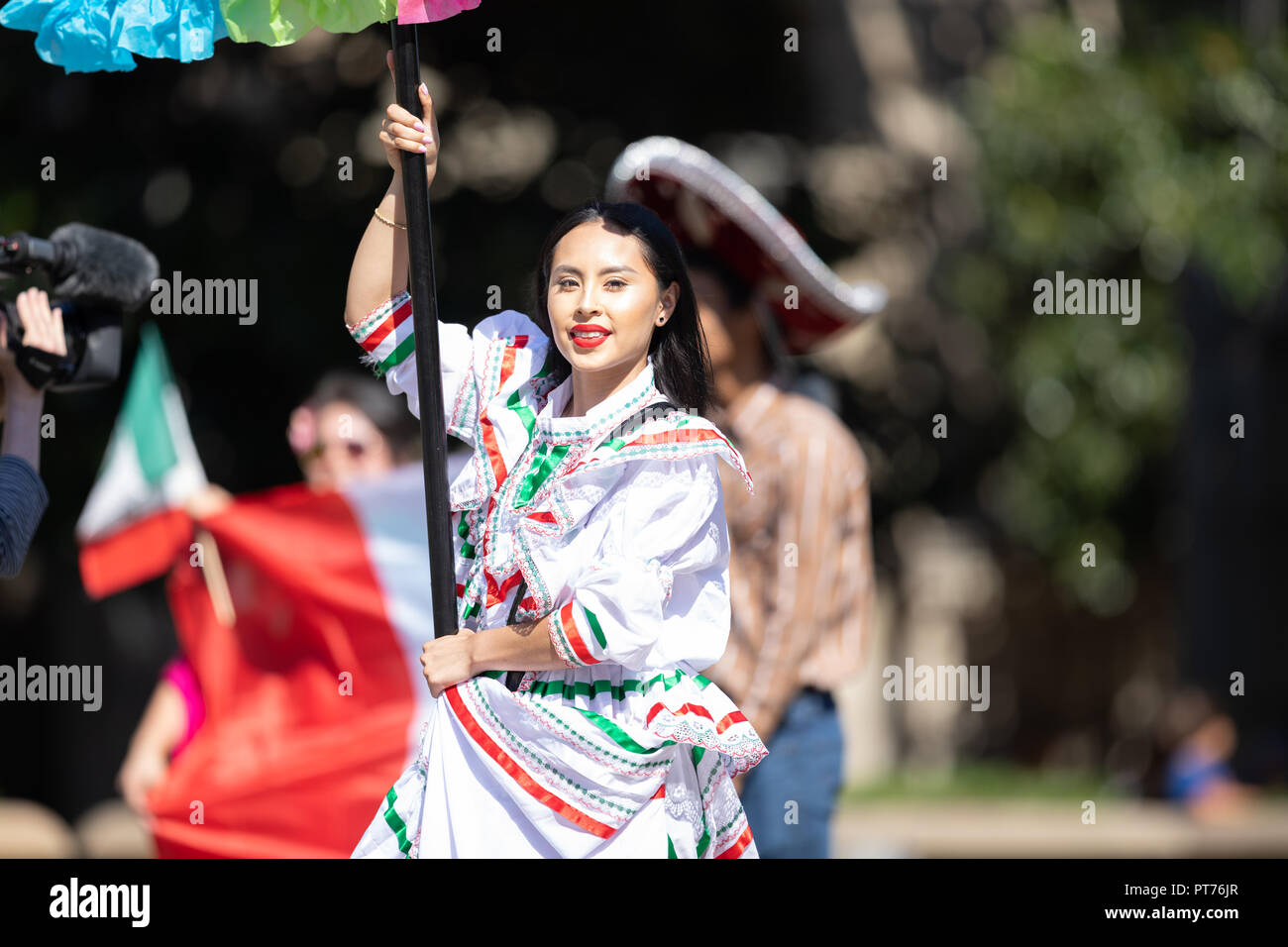 Washington, D.C., USA - 29 septembre 2018 : La Fiesta DC Parade, femme portant des vêtements traditionnels du Mexique portant une banderole Banque D'Images