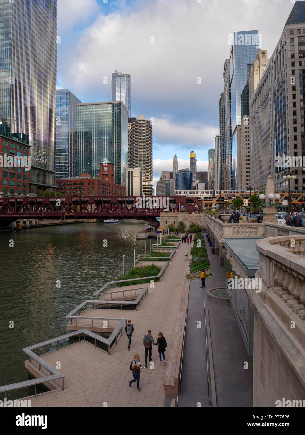 Vue à l'est de Chicago Riverwalk Franklin Street Bridge. Banque D'Images