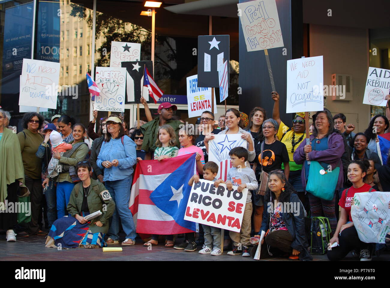 Un rassemblement de solidarité pour Porto Rico après l'Ouragan Maria en dehors de la Citibank en centre-ville d'Oakland le 4 octobre 2017. Banque D'Images