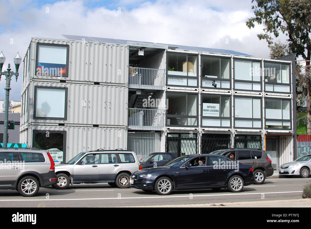 Le MacArthur annexe, un bâtiment polyvalent fait des contenants d'expédition par Baran Studio Architecture qui abrite des bureaux et de la vente au détail près de BART MacArthur. Banque D'Images