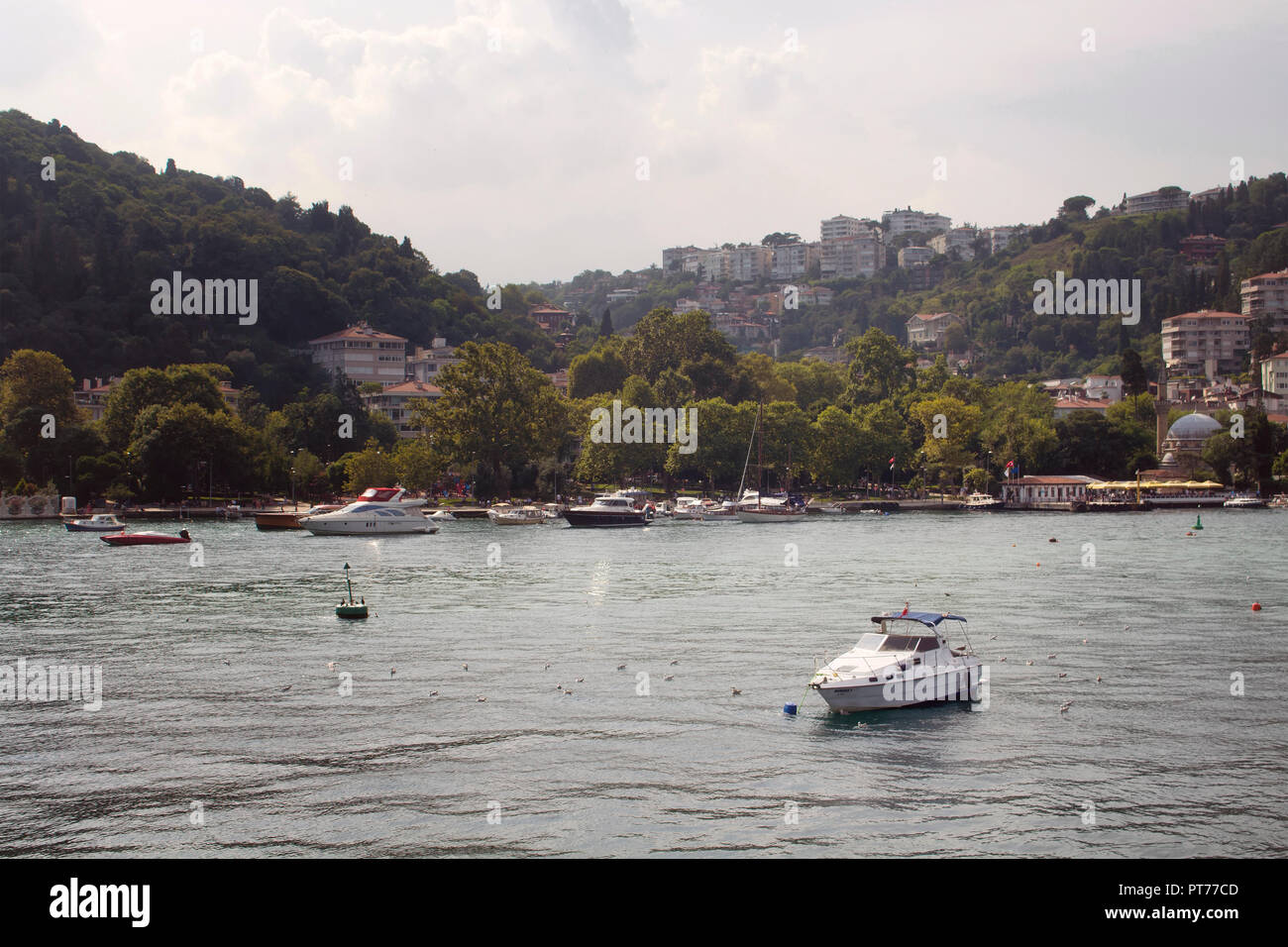 Voir des bateaux et yachts, les bâtiments sur le côté européen et le Bosphore à Istanbul. Il s'agit d'une journée ensoleillée. Banque D'Images