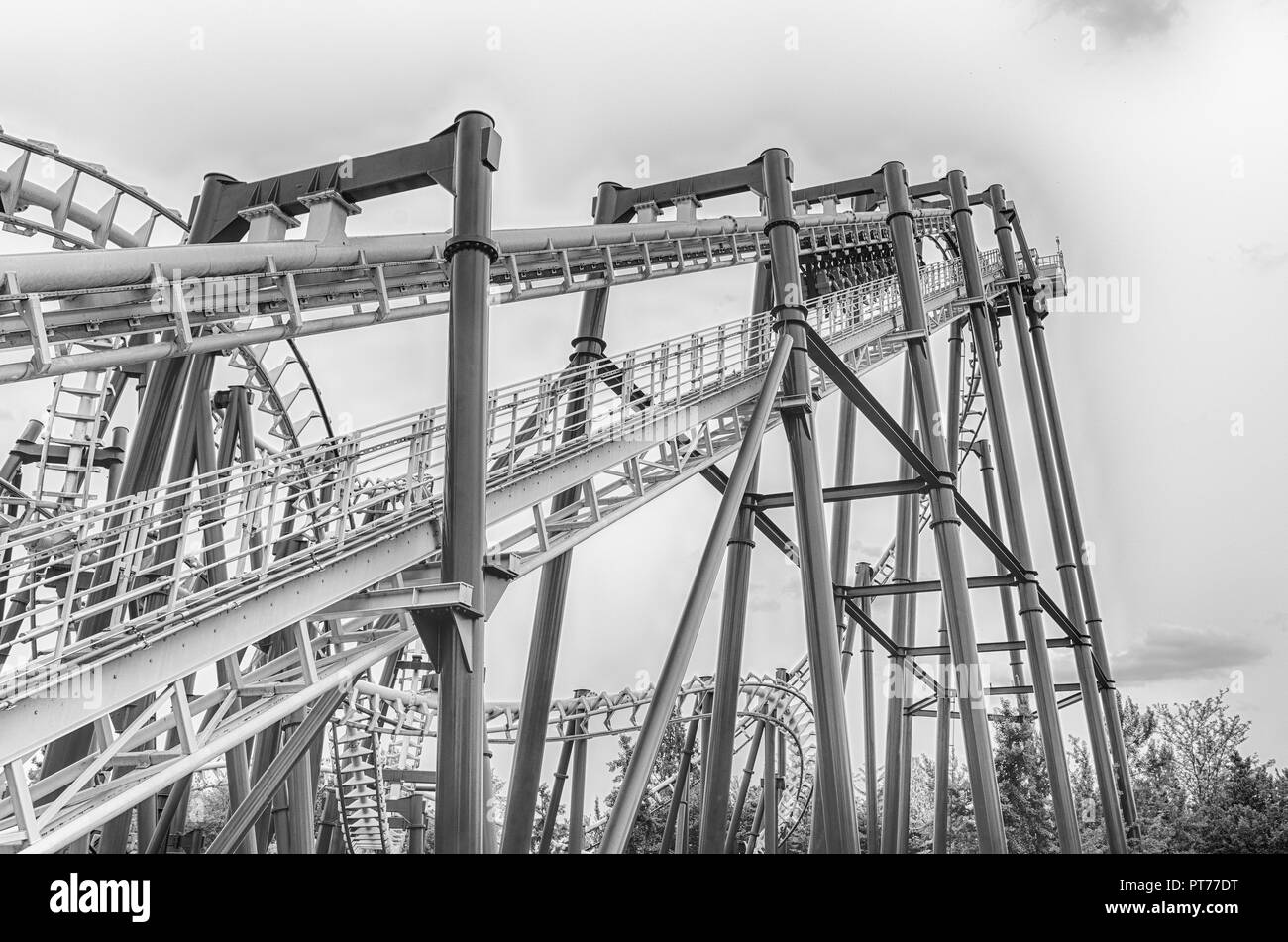 CASTELNUOVO DEL GARDA, ITALIE - 1 mai : Rollercoaster à l'intérieur de parc d'attractions Gardaland, près du lac de Garde, Italie, le 1 mai 2018. Le parc attire près de 3 m Banque D'Images