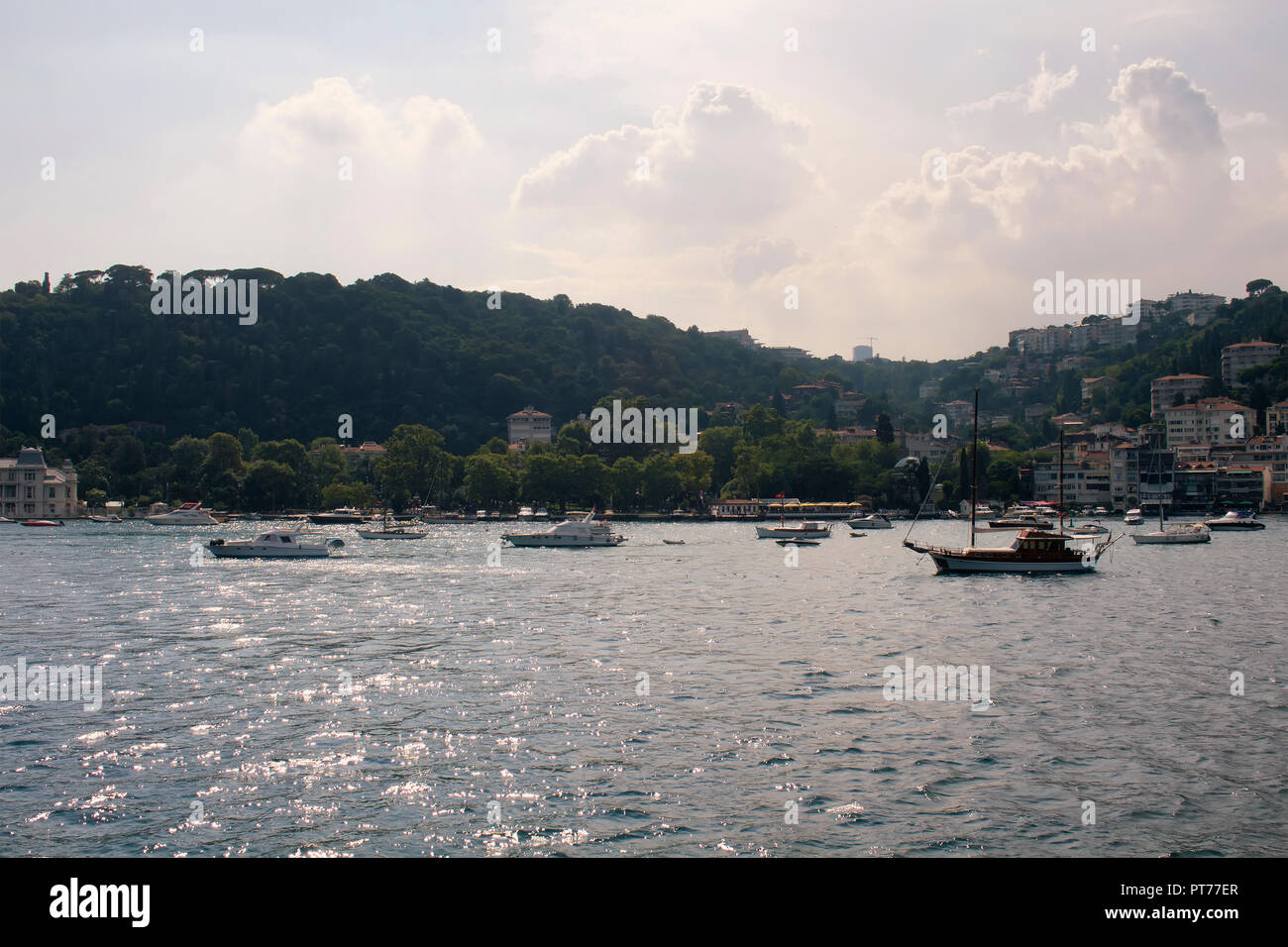 Voir des bateaux et yachts, les bâtiments sur le côté européen et le Bosphore à Istanbul. Il s'agit d'une journée ensoleillée. Banque D'Images