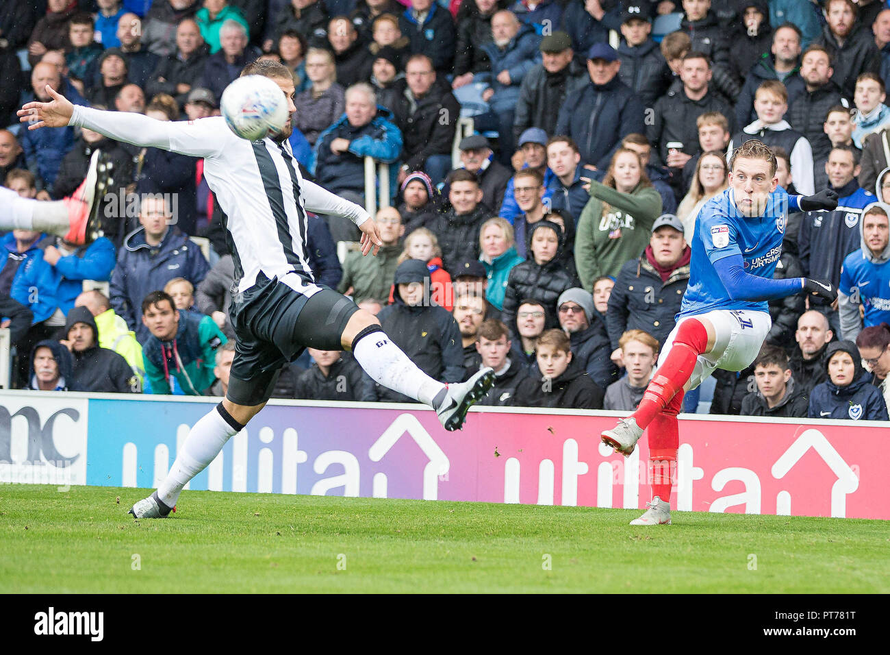 Portsmouth, Royaume-Uni. 6 octobre 2018. Ronan Curtis de Portsmouth traverse au cours de l'EFL Sky Bet League 1 match entre Portsmouth et Gillingham à Fratton Park, Portsmouth, Angleterre le 6 octobre 2018. Photo de Simon Carlton. Usage éditorial uniquement, licence requise pour un usage commercial. Aucune utilisation de pari, de jeux ou d'un seul club/ligue/dvd publications. Credit : UK Sports Photos Ltd/Alamy Live News Banque D'Images