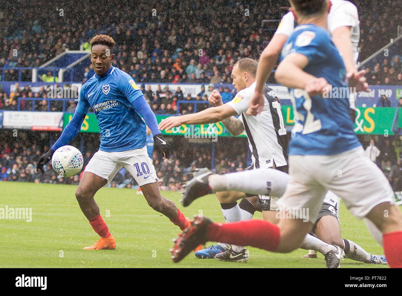 Portsmouth, Royaume-Uni. 6 octobre 2018. Jamal Lowe de Portsmouth au cours de l'EFL Sky Bet League 1 match entre Portsmouth et Gillingham à Fratton Park, Portsmouth, Angleterre le 6 octobre 2018. Photo de Simon Carlton. Usage éditorial uniquement, licence requise pour un usage commercial. Aucune utilisation de pari, de jeux ou d'un seul club/ligue/dvd publications. Credit : UK Sports Photos Ltd/Alamy Live News Banque D'Images