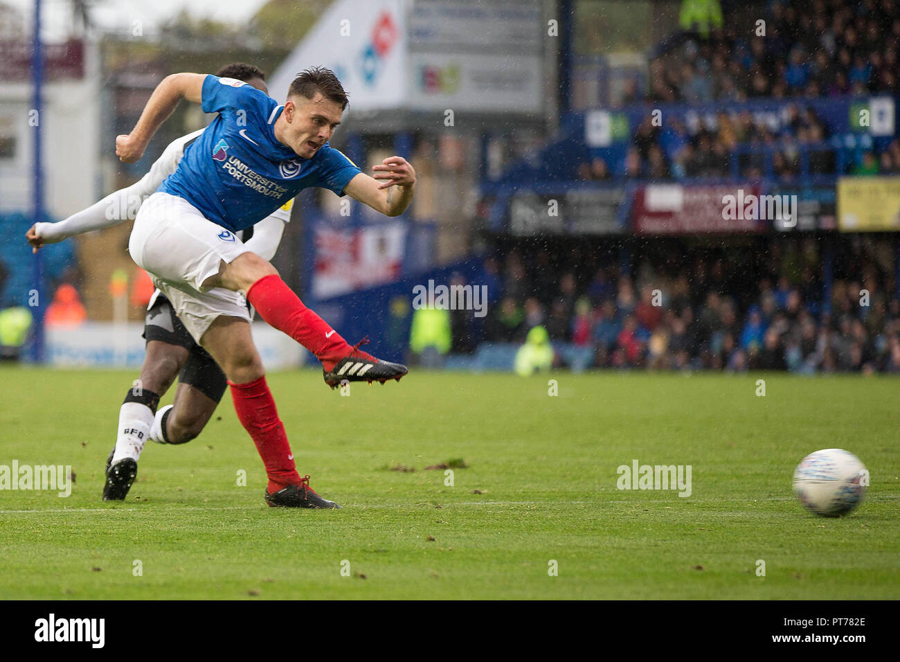 Portsmouth, Royaume-Uni. 6 octobre 2018. David Wheeler de Portsmouth pousses durant l'EFL Sky Bet League 1 match entre Portsmouth et Gillingham à Fratton Park, Portsmouth, Angleterre le 6 octobre 2018. Photo de Simon Carlton. Usage éditorial uniquement, licence requise pour un usage commercial. Aucune utilisation de pari, de jeux ou d'un seul club/ligue/dvd publications. Credit : UK Sports Photos Ltd/Alamy Live News Banque D'Images