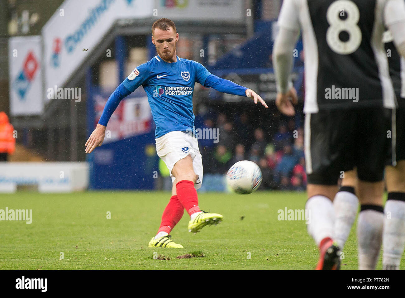 Portsmouth, Royaume-Uni. 6 octobre 2018. Tom Naylor de Portsmouth pousses durant l'EFL Sky Bet League 1 match entre Portsmouth et Gillingham à Fratton Park, Portsmouth, Angleterre le 6 octobre 2018. Photo de Simon Carlton. Usage éditorial uniquement, licence requise pour un usage commercial. Aucune utilisation de pari, de jeux ou d'un seul club/ligue/dvd publications. Credit : UK Sports Photos Ltd/Alamy Live News Banque D'Images